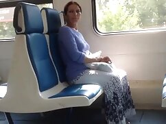 Grand ado mince avec des mamelons video mateur x gonflés, des doigts et une vidéo de baise (Jule)