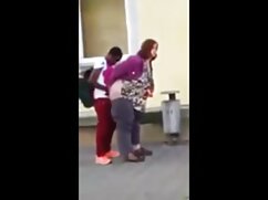 Les adolescentes jouent avec un mec tukif xx